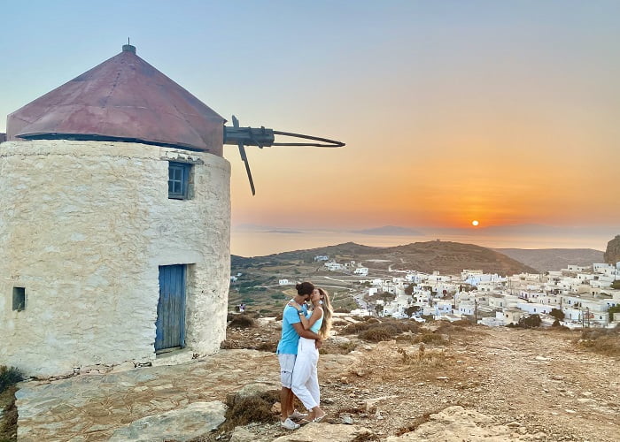 Pôr do sol, Amorgos, moinhos de vento em Chora, Ilhas Gregas.