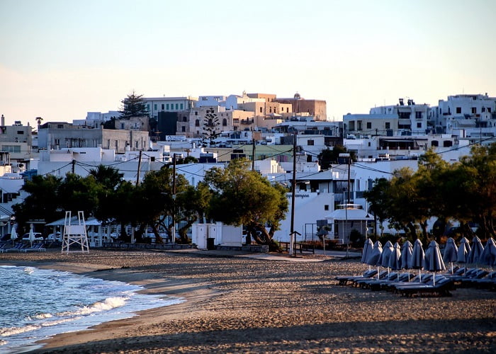 A praia de Agios Georgios é o local ideal para encontrar uma acomodação perto da Chora de Naxos e perto do mar.