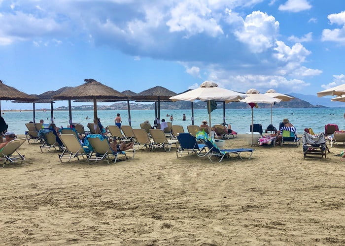 Praia de Agios Georgios, ilha grega Naxos.