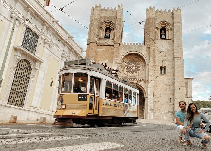 Alfama Lisboa: a Catedral da Sé e o famoso elétrico vintage 28E.