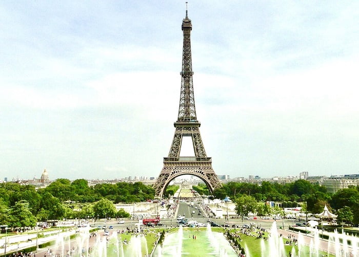 Foto de toda a Torre Eiffel da Praça do Trocadero.