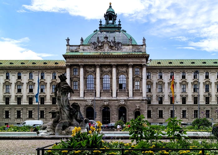 O que fazer em Munique em um dia: visite o Palácio da Justiça.