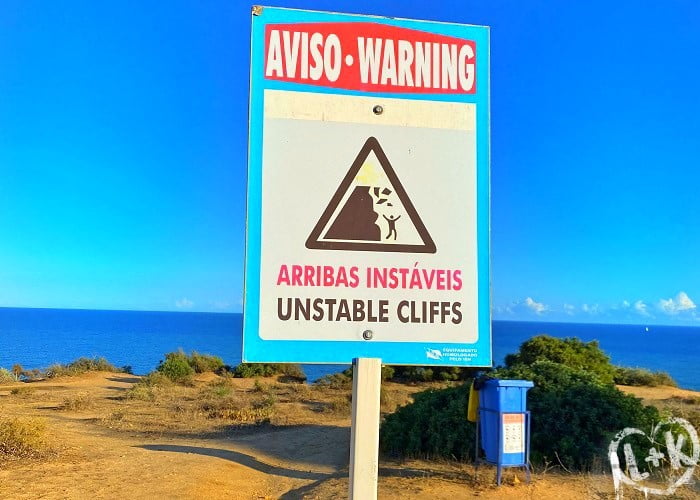 Ponta da piedade no Algarve: Placas de advertência. Cuidado.