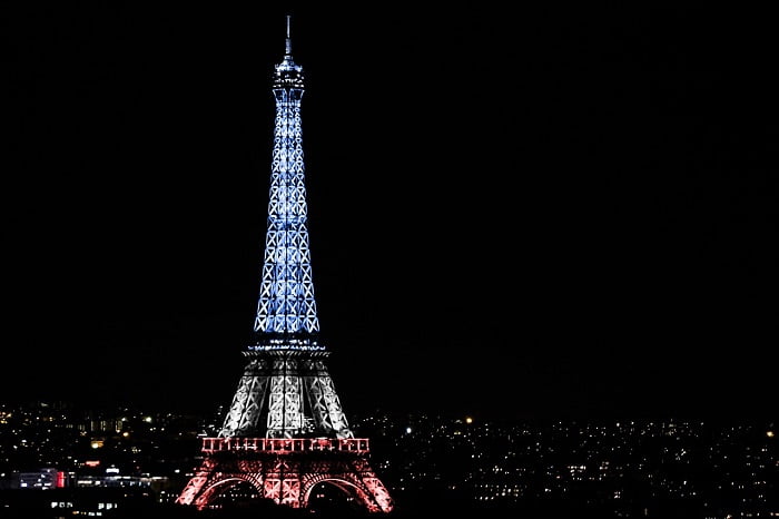 A Torre Eiffel iluminada com as cores da França.
