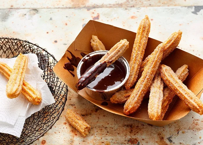 Comidas típicas da Espanha: Churros con chocolate .