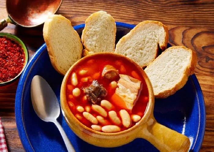 Comidas típicas da Espanha: Fabada Asturiana .