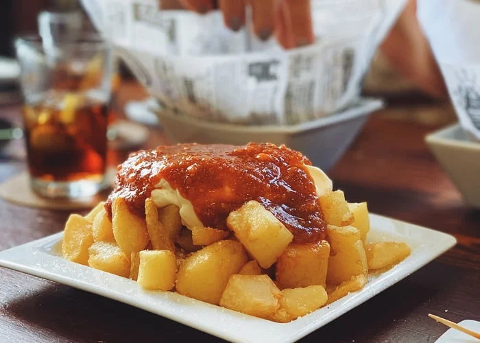 Comidas típicas da Espanha: Patatas Bravas.