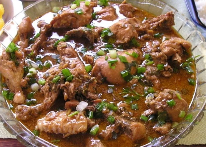 Comidas típicas de Minas Gerais: Frango ao molho pardo.