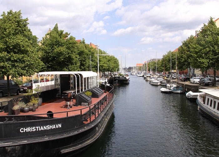 O que fazer em Copenhague: conheça a cidade com um passeio de barco.