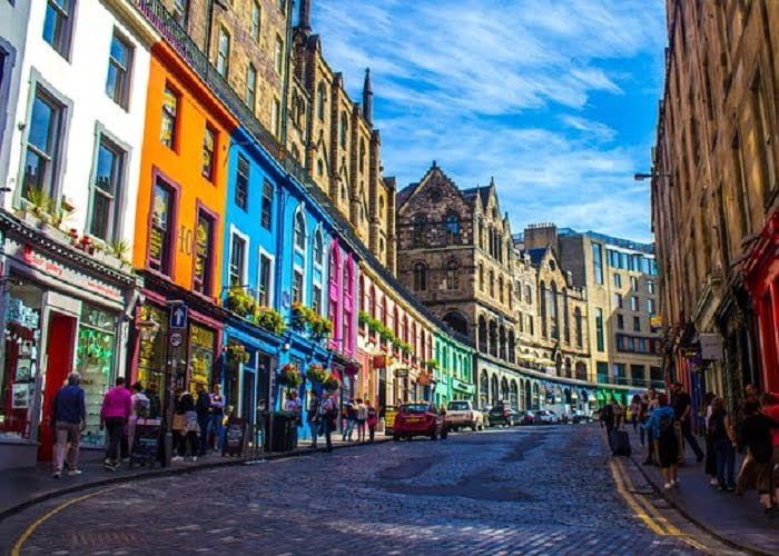 O que fazer em Edimburgo na Escócia: Victoria Street, rua com casas coloridas.