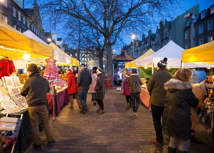 O que fazer em Edimburgo na Escócia: visite o mercado tradicional.