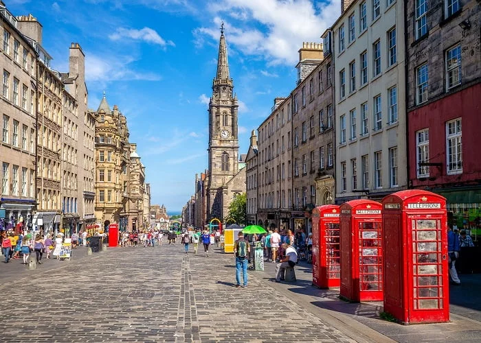 O que fazer em Edimburgo: andar pela Royal Mile.