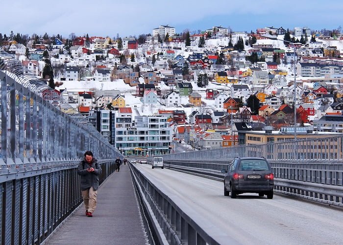 O que fazer em Tromso na Noruega: conhecer as casas de madeira.