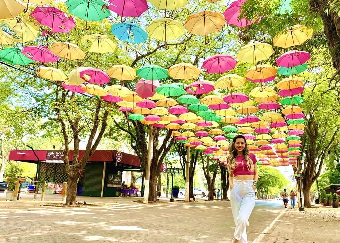 Onde tirar as suas fotos em Holambra:: Rua dos guarda-chuvas coloridos.