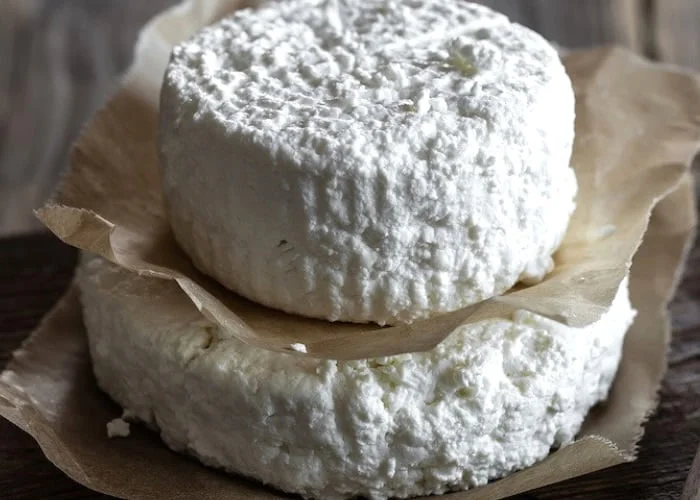 Qual queijo substitui o feta: Queijo de Cabra.