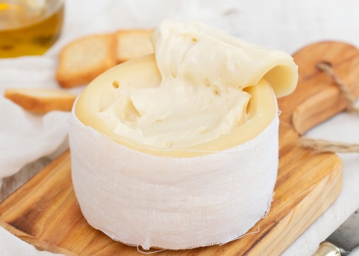 Comidas típicas de Portugal: queijo da serra estrela.