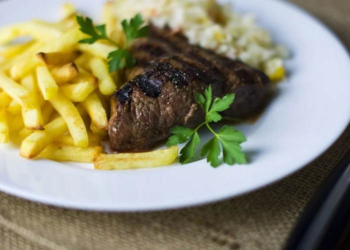 Comidas típicas do Rio de Janeiro: Bife com Batata Frita.