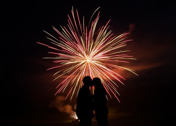 As melhores tradições de ano novo: Beijar à meia-noite.