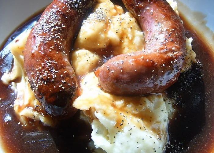 Comidas típicas da Escócia: Bangers and mash.