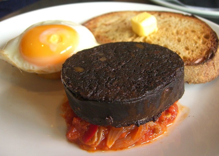 Comidas típicas da Escócia: black pudding.