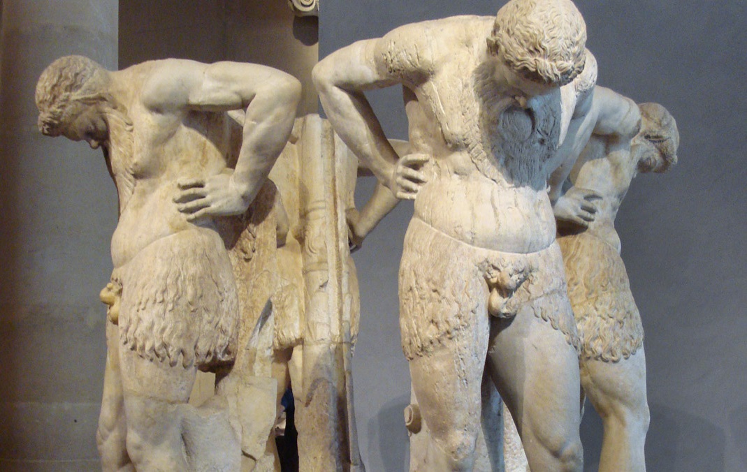 Por que as estátuas gregas masculinas tinham pênis pequeno?