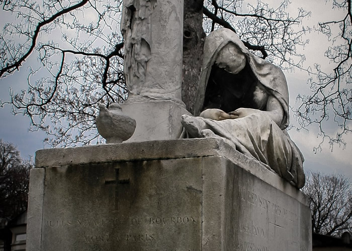 Lendas Francesas: Rituais no cemitério de Pére-Lachaise.