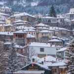 Grécia no Inverno: Conheça a Vila Grega de Conto de Fadas!