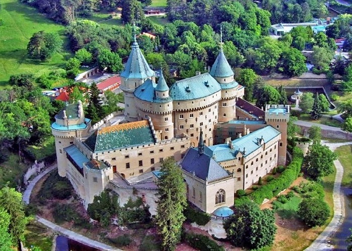 Um dos castelos mais exclusivos da Europa: Castelo de Bojnice, Eslováquia.