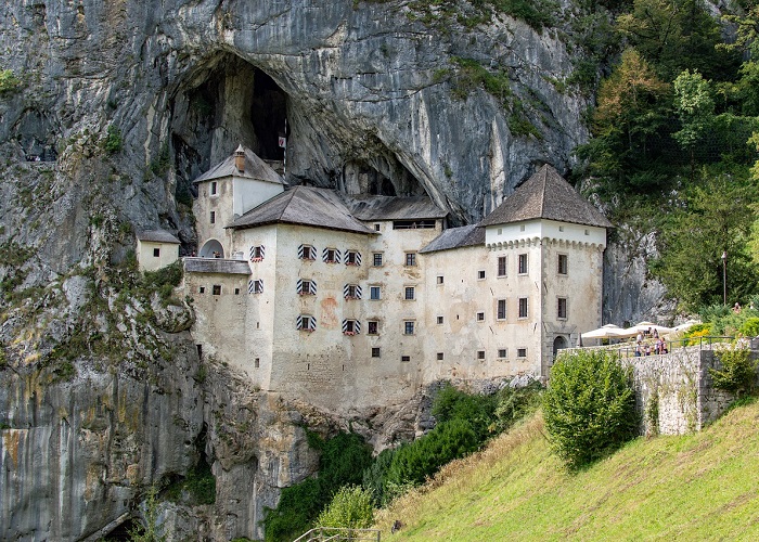 Os castelos mais especiais da Europa: Castelo de Predjama, Eslovênia.