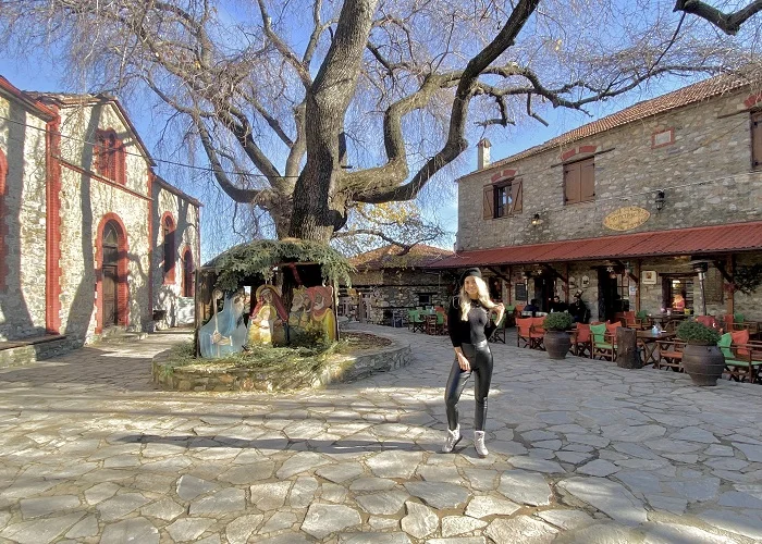 Palaios Panteleimonas: A praça central é adornada pela igreja de mesmo nome.