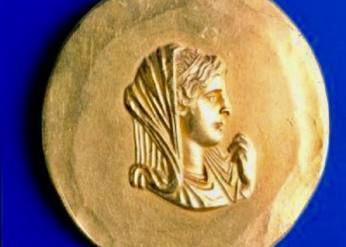Medalha de ouro encontrada perto de Alexandria, Egito, representando Olímpia.