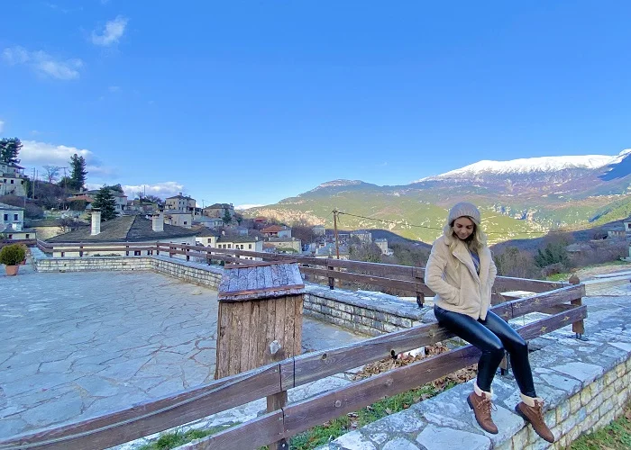 Aristi Zagorochoria: A praça central do assentamento tradicional que oferece vistas dos picos das montanhas de Tymfi e do desfiladeiro de Vikos.