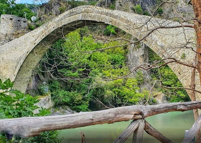Pontos turísticos de Konitsa: Ponte em arco de Konitsa.