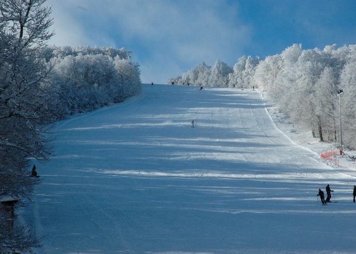 Neve na Grécia: Lailias Ski Center, pista central com muita neve.