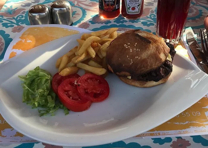 Comidas típicas de Dubai: Hamburguer de Camelo.