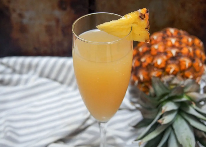 Drinks incríveis com abacaxi: abacaxi mimosa.