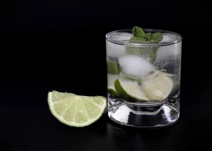 Drinks para fazer em casa: caipirinha.