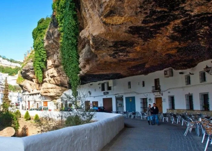 Pueblos Blancos: Setenil de las Bodegas.