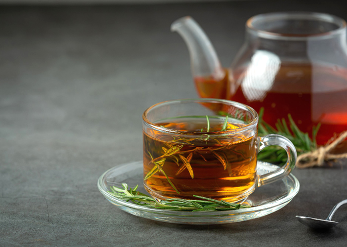 Alimentos que baixam a pressão arterial: chá verde.
