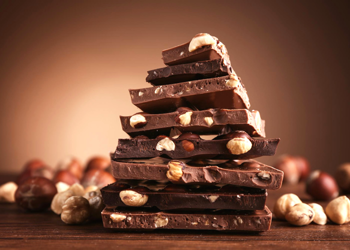 Alimentos que baixam a pressão: chocolate amargo.