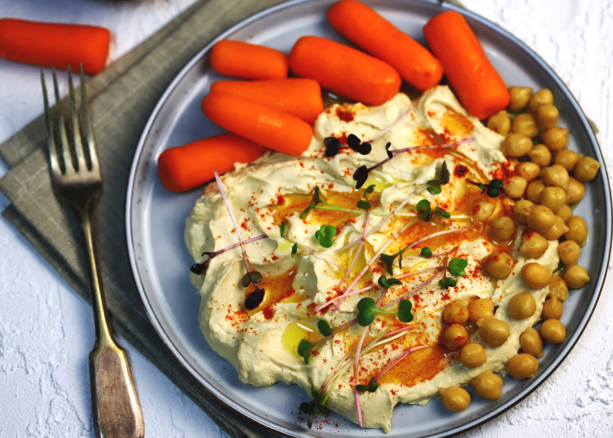 Combinações de alimentos que ajudam a emagrecer: cenoura e homus.