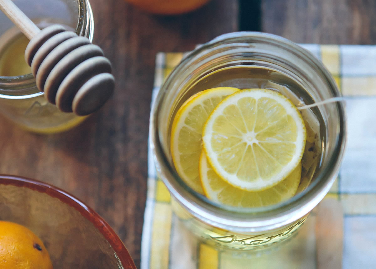 Combinações de alimentos que ajudam a emagrecer: chá branco e limão.