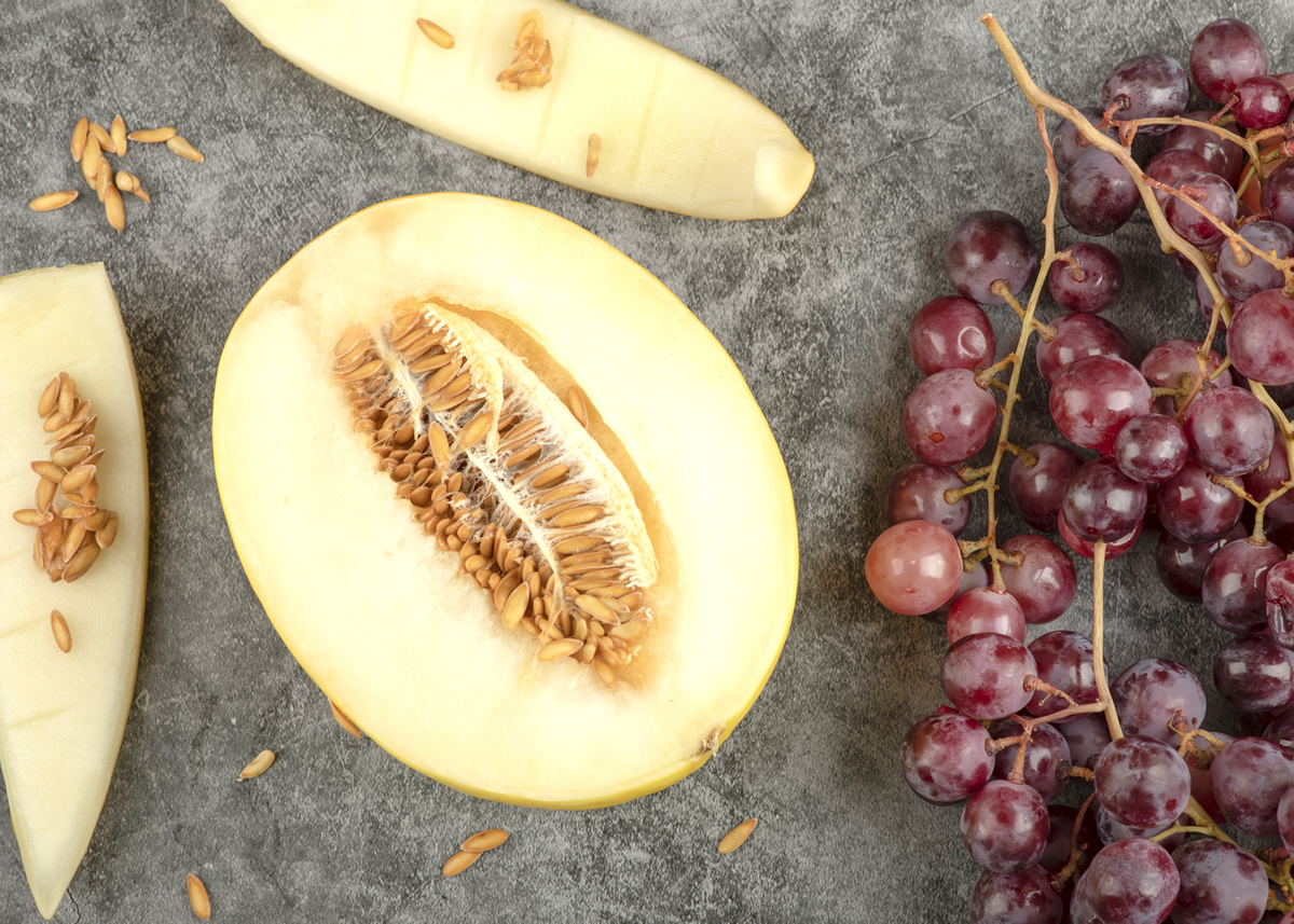 Combinações de alimentos que ajudam a emagrecer: melão e uvas vermelhas.