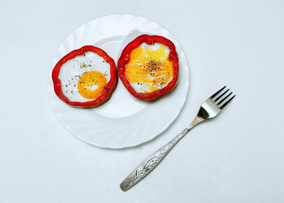 Combinações de alimentos que ajudam a emagrecer: ovos e pimentão.