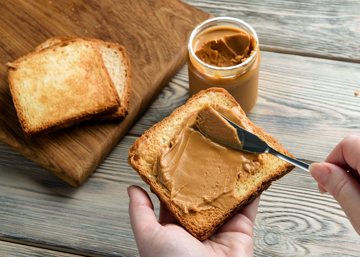Combinações de alimentos que ajudam a emagrecer: pão integral e pasta de amendoim.
