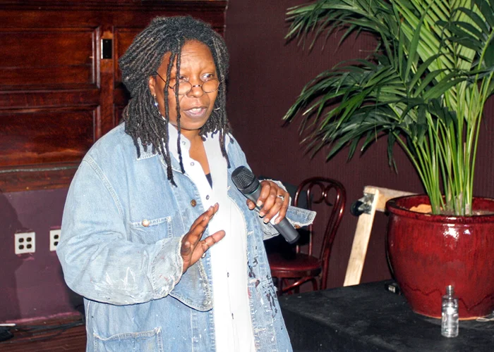 Famosos que têm dislexia: Whoopi Goldberg.