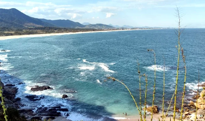 Melhores praias da região dos lagos: Ponta negra.