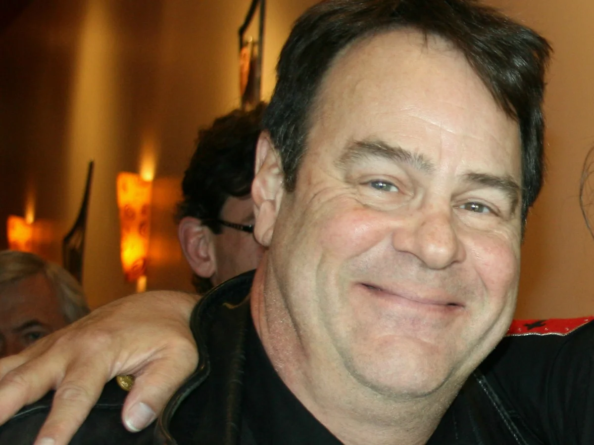 Quais famosos têm autismo? Dan Aykroyd.