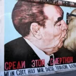 O Beijo no Muro de Berlim: Descubra o que o “Beijo da Morte” Significa!