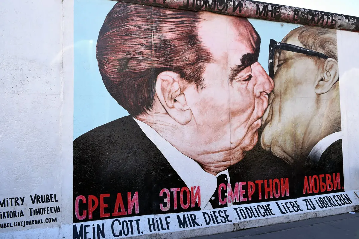 O que significa o beijo no muro de Berlim.